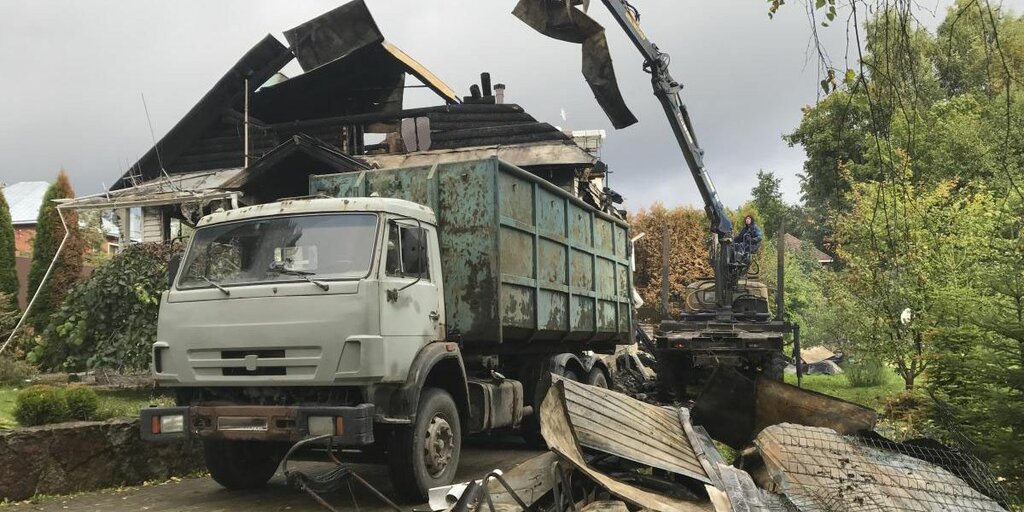 Вывоз мусора после пожара с утилизацией в Малоярославце в октябре