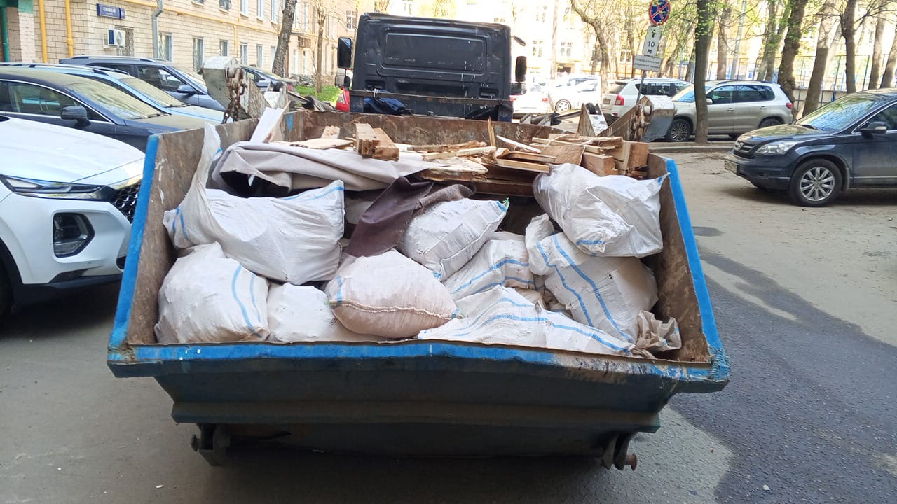 Вывоз мусора из магазина в Малоярославце в октябре