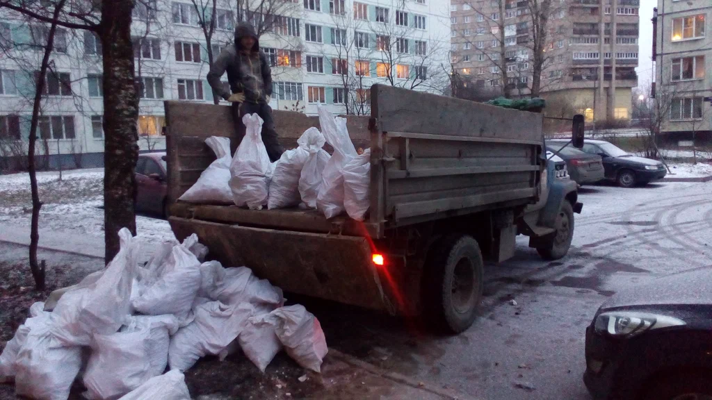 Вывоз мусора в мешках в Малоярославце в октябре