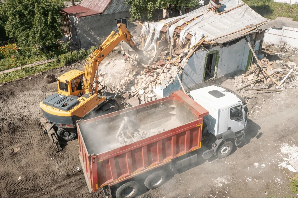 Вывоз мусора после сноса зданий с выездом в Малоярославце в октябре