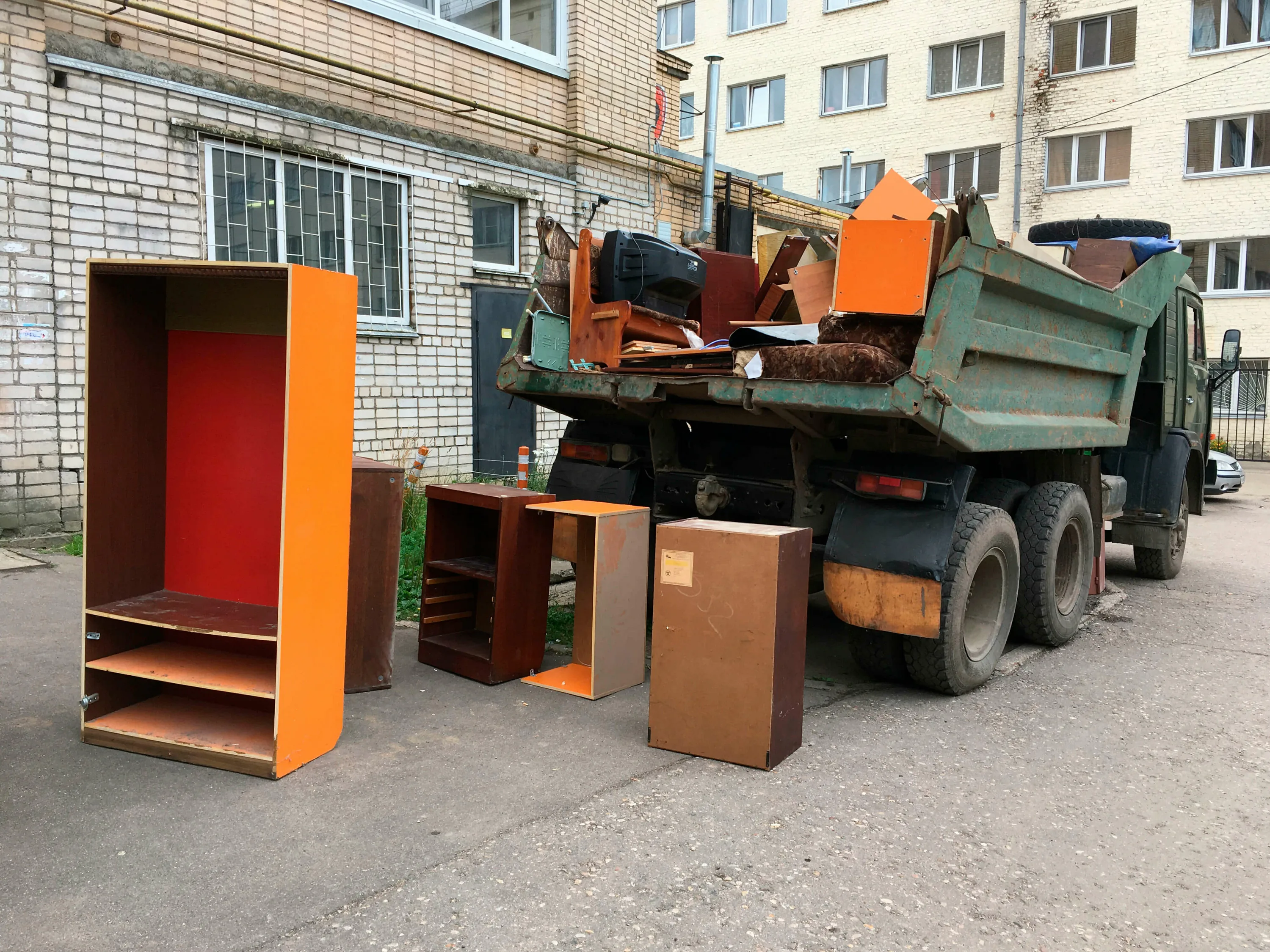 Утилизация старой мебели с вывозом и разбором в Малоярославце в октябре