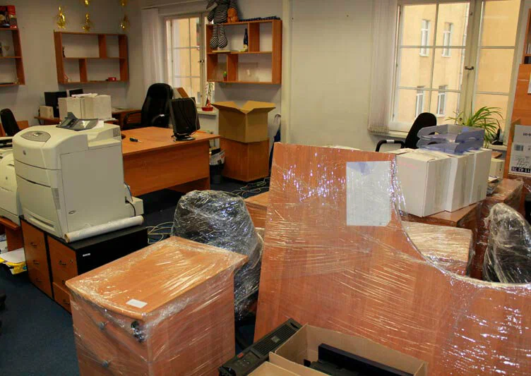 Вывоз старой офисной мебели в Малоярославце в октябре