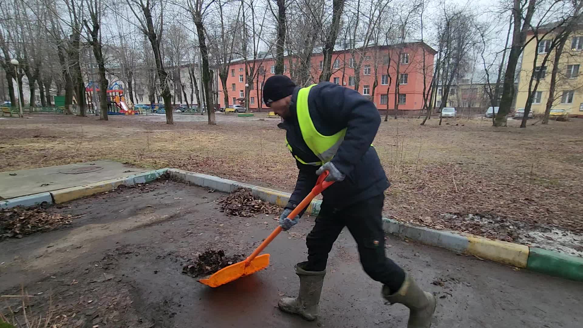 Уборка территорий в Малоярославце в октябре