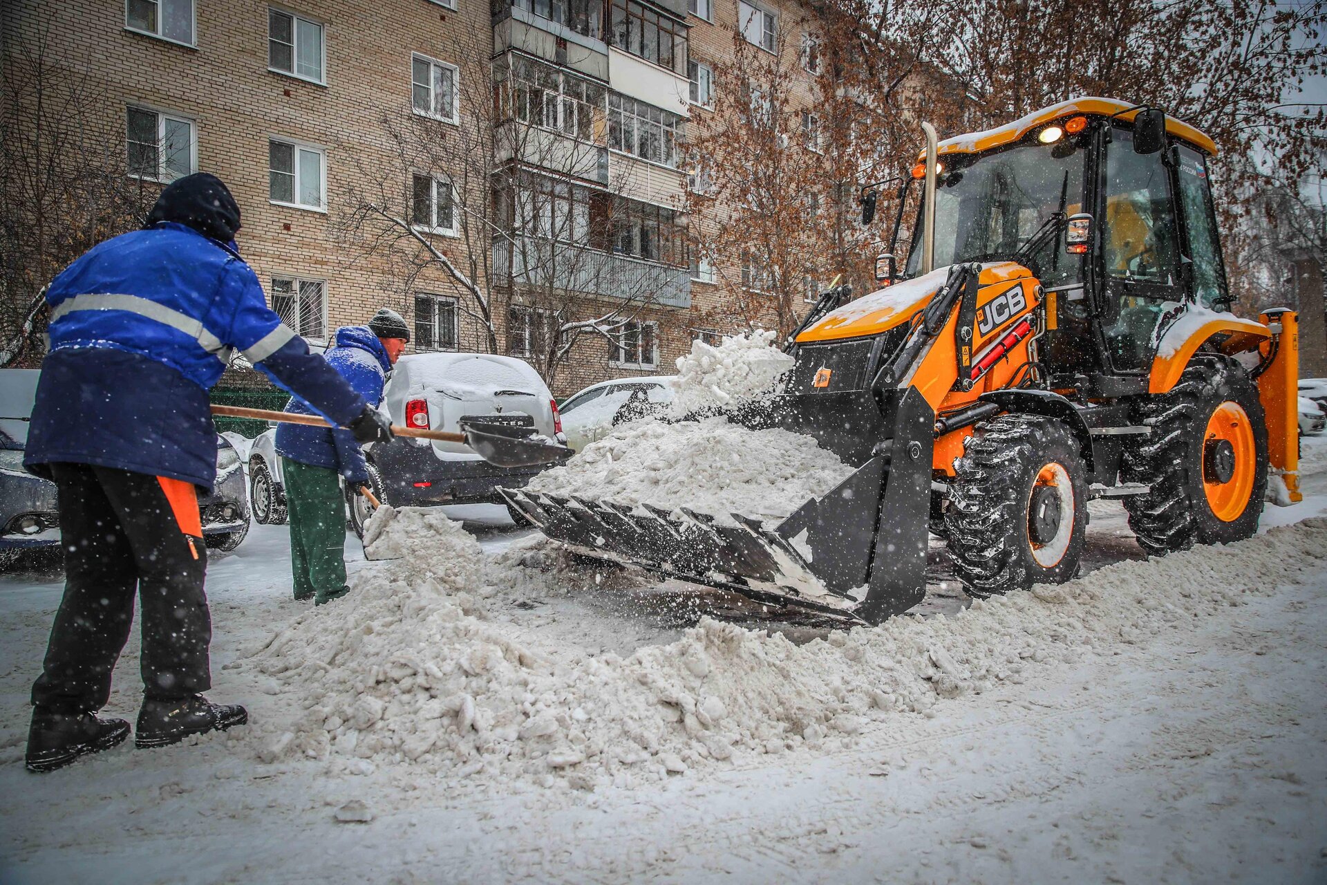 Очистка дворов от снега и наледи в Малоярославце — уборка снега, трактор и ручная, цены от 517 руб. | ПроМусор