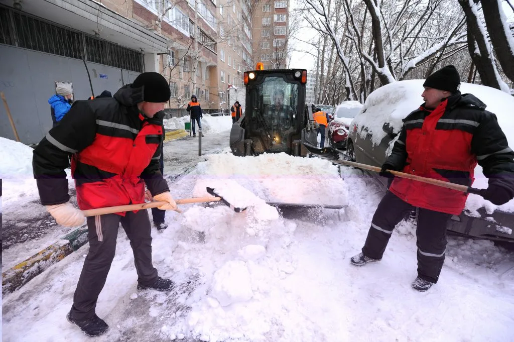 Очистка дворов от снега с гарантией результата в Малоярославце в октябре