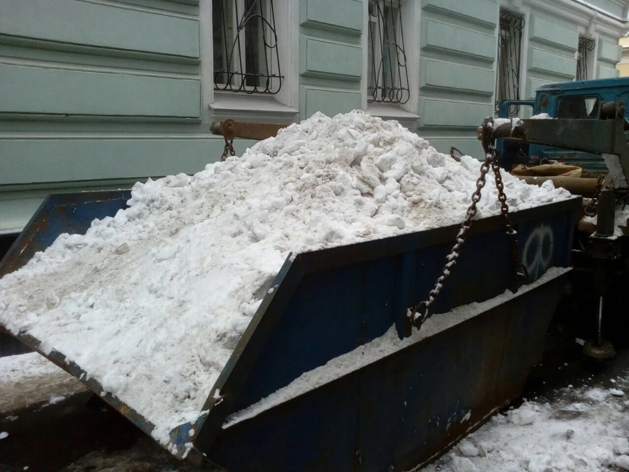 Вывоз снега контейнерами в Малоярославце в октябре